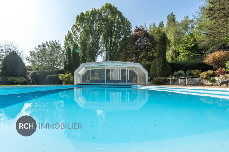 Photos du bien : Exclusivité – Dampierre-en-Yvelines – Très belle maison familiale avec piscine couverte à deux pas du château