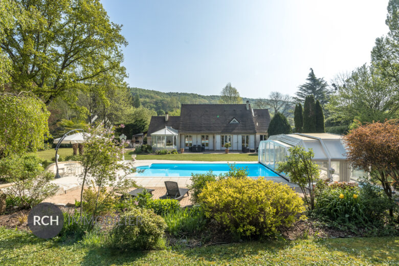 Photos du bien : Exclusivité – Dampierre-en-Yvelines – Très belle maison familiale avec piscine couverte à deux pas du château
