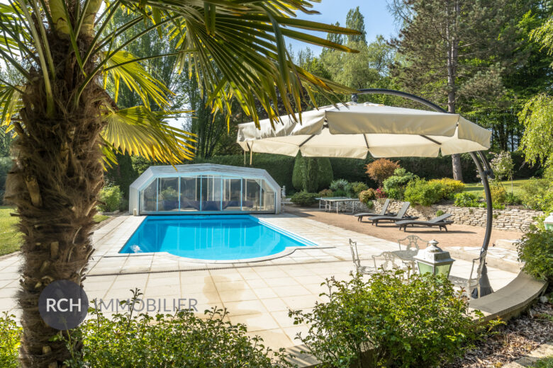 Photos du bien : Exclusivité – Dampierre-en-Yvelines – Très belle maison familiale avec piscine couverte à deux pas du château