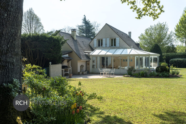 Photos du bien : Exclusivité – Dampierre-en-Yvelines – Très belle maison familiale avec piscine couverte à deux pas du château