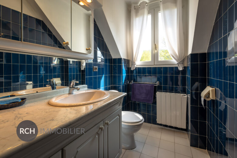 Photos du bien : Exclusivité – Dampierre-en-Yvelines – Très belle maison familiale avec piscine couverte à deux pas du château