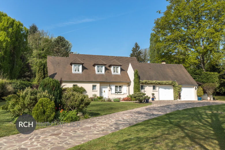 Photos du bien : Exclusivité – Dampierre-en-Yvelines – Très belle maison familiale avec piscine couverte à deux pas du château