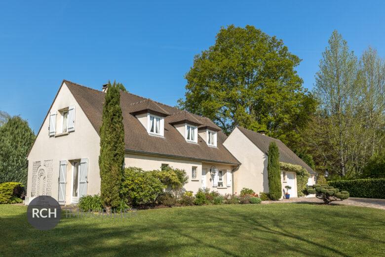 Photos du bien : Exclusivité – Dampierre-en-Yvelines – Très belle maison familiale avec piscine couverte à deux pas du château