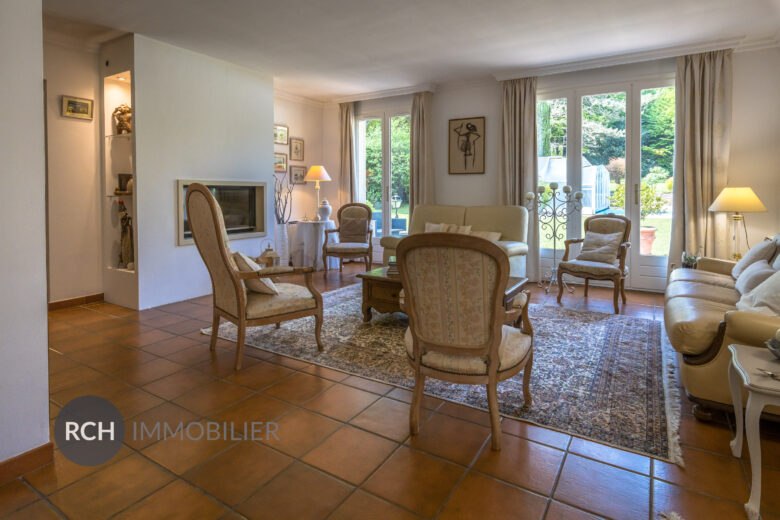 Photos du bien : Exclusivité – Dampierre-en-Yvelines – Très belle maison familiale avec piscine couverte à deux pas du château