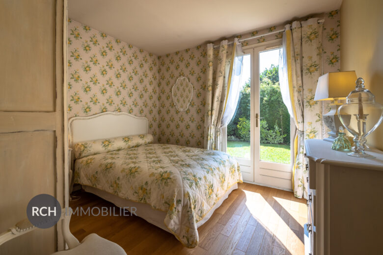 Photos du bien : Exclusivité – Dampierre-en-Yvelines – Très belle maison familiale avec piscine couverte à deux pas du château