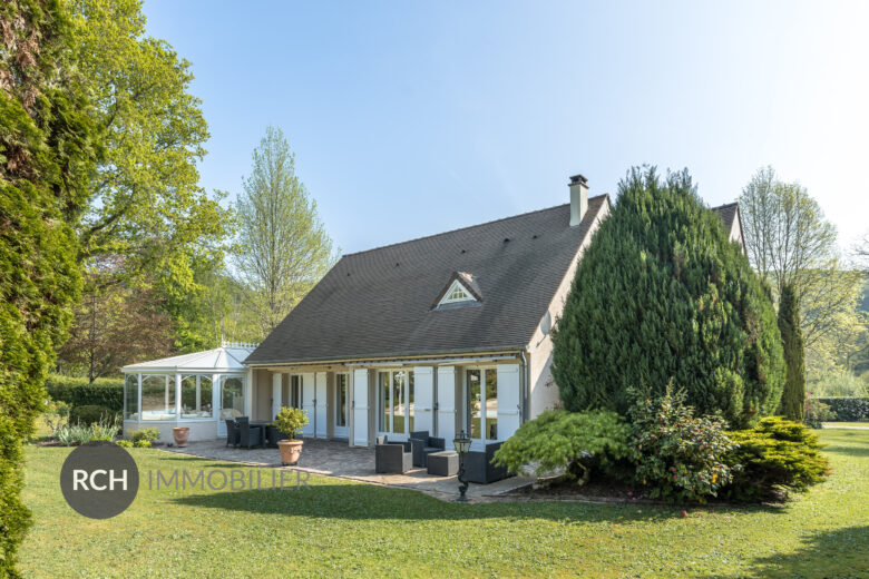 Photos du bien : Exclusivité – Dampierre-en-Yvelines – Très belle maison familiale avec piscine couverte à deux pas du château