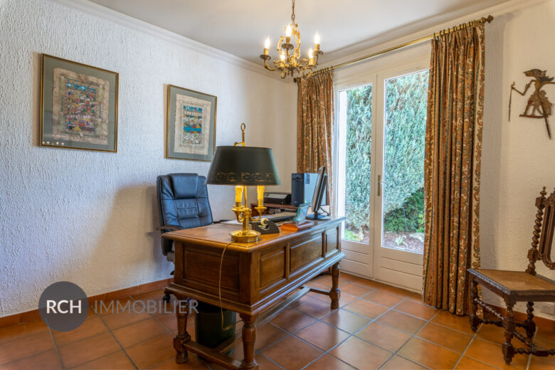 Photos du bien : Exclusivité – Dampierre-en-Yvelines – Très belle maison familiale avec piscine couverte à deux pas du château