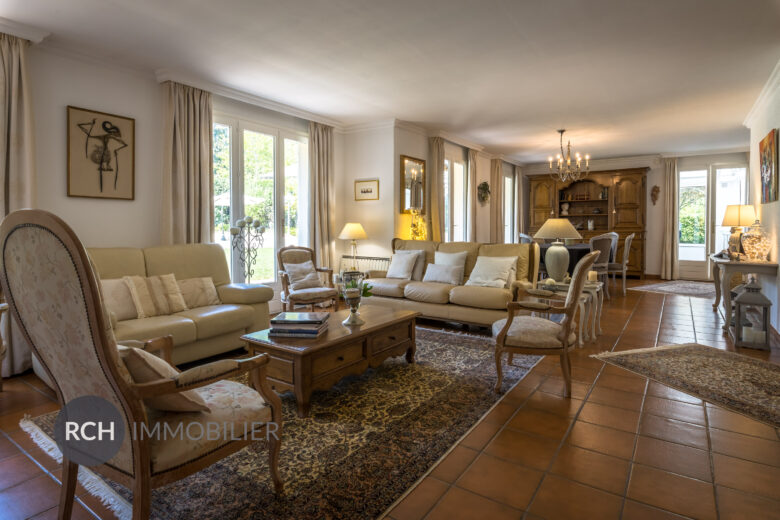 Photos du bien : Exclusivité – Dampierre-en-Yvelines – Très belle maison familiale avec piscine couverte à deux pas du château