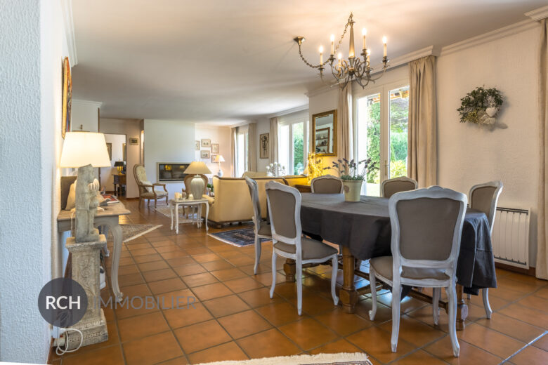Photos du bien : Exclusivité – Dampierre-en-Yvelines – Très belle maison familiale avec piscine couverte à deux pas du château