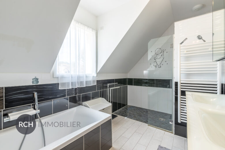 Photos du bien : Gambais – Maison contemporaine avec piscine dans un environnement privilégié