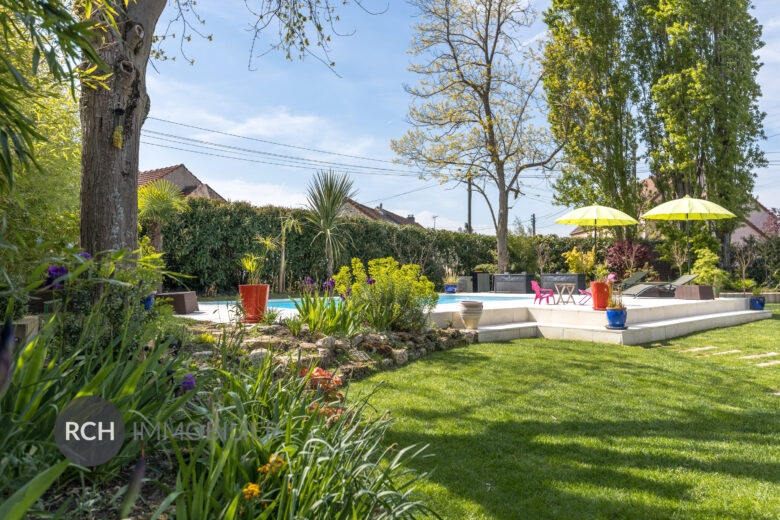 Photos du bien : Jouars-Pontchartrain – charmante chaumière avec piscine