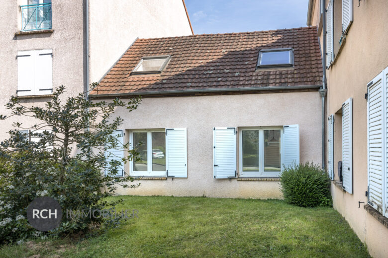 Photos du bien : Exclusivité – Le Perray-en-Yvelines – Maisonnette dans une résidence à deux pas des commerces, écoles et gare