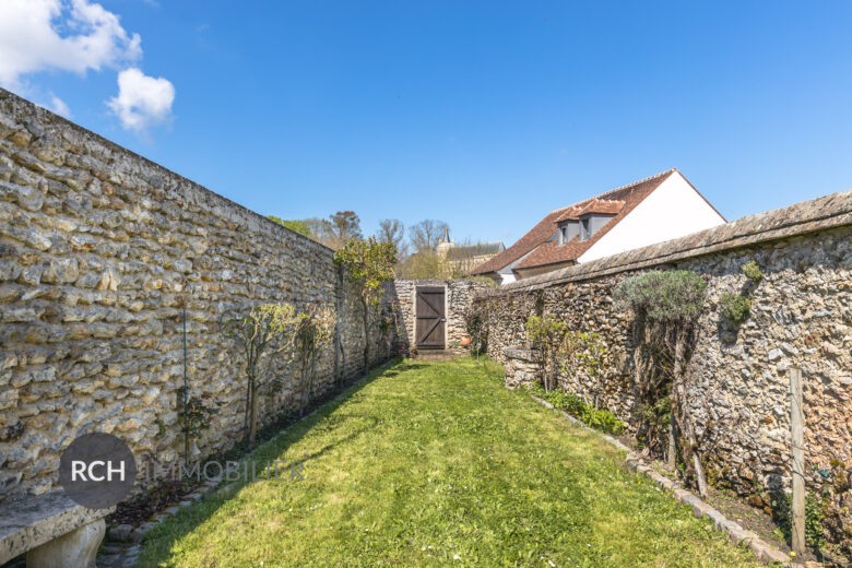 Photos du bien : Exclusivité – Montfort-l’Amaury Centre – Charmante maison de ville avec jardin clos de murs
