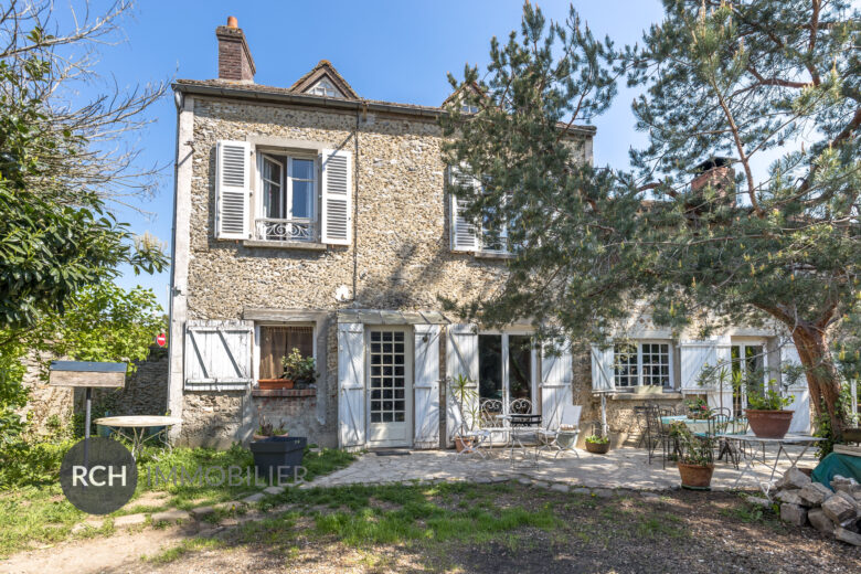 Photos du bien : Montfort-l’Amaury – Charmante maison ancienne avec granges aménageables
