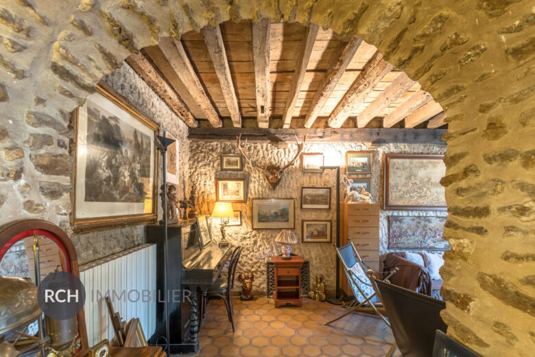 Photos du bien : Montfort-l’Amaury – Charmante maison ancienne avec granges aménageables
