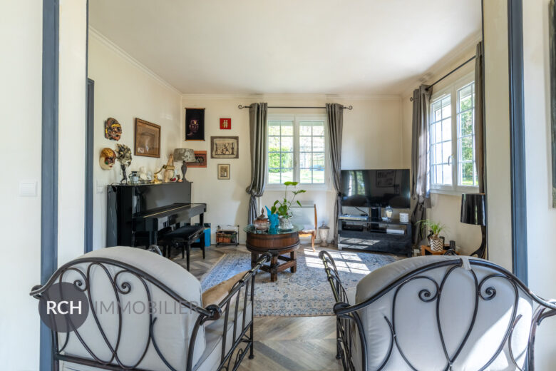 Photos du bien : Saint-Rémy-l’Honoré – Maison familiale de caractère dans un environnement boisé