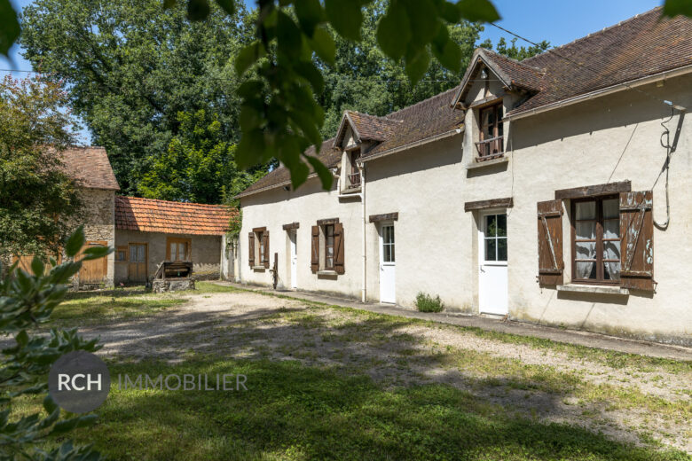 Photos du bien : Exclusivité – Condé-sur-Vesgre – Ancien corps de ferme de 1751 entièrement à restaurer avec forêt à pied