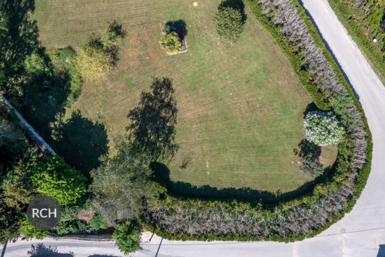 Photos du bien : Jouars-Pontchartrain – Beau terrain à bâtir d’environ 1170 m²