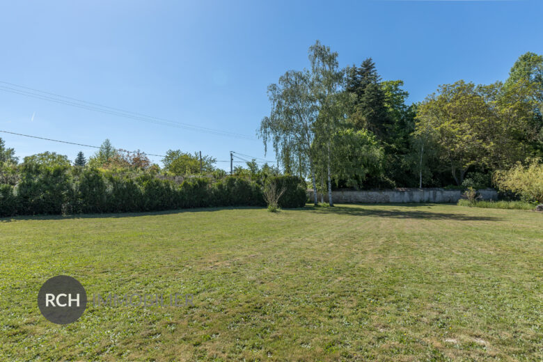 Photos du bien : Jouars-Pontchartrain – Beau terrain à bâtir d’environ 1170 m²