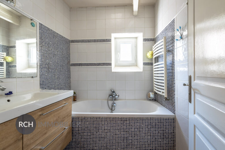 Photos du bien : Exclusivité – Méré – Maison ancienne avec dépendance et joli jardin