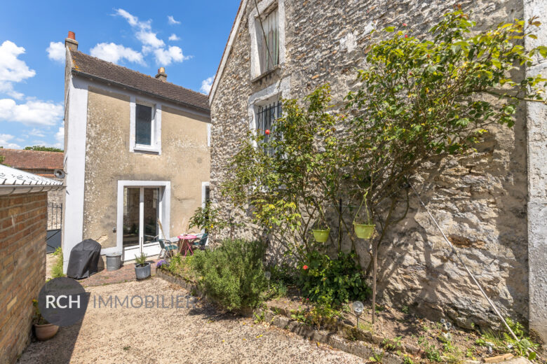 Photos du bien : Exclusivité – Méré – Maison ancienne avec dépendance et joli jardin