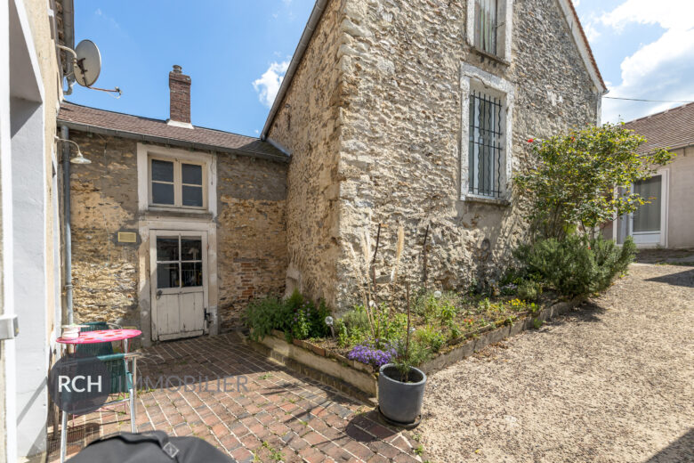 Photos du bien : Exclusivité – Méré – Maison ancienne avec dépendance et joli jardin
