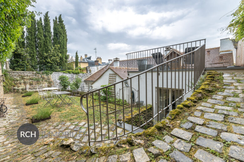 Photos du bien : Montfort-l’Amaury – Coeur historique – Belle maison de maître en coeur de village avec terrasses et jardins