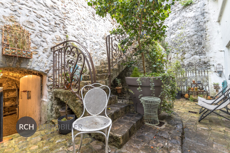 Photos du bien : Montfort-l’Amaury – Coeur historique – Belle maison de maître en coeur de village avec terrasses et jardins
