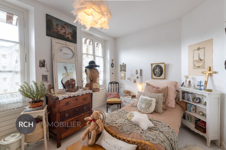 Photos du bien : Montfort-l’Amaury – Coeur historique – Belle maison de maître en coeur de village avec terrasses et jardins