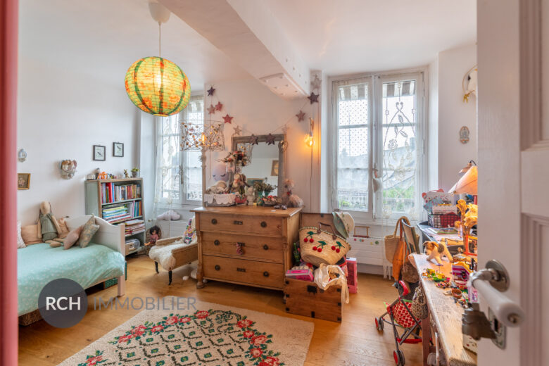 Photos du bien : Montfort-l’Amaury – Coeur historique – Belle maison de maître en coeur de village avec terrasses et jardins