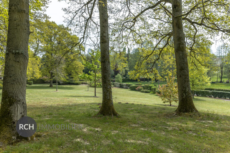 Photos du bien : Poigny-la-Forêt – Maison ancienne atypique dans un environnement privilégié