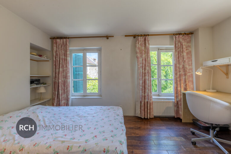 Photos du bien : Évecquemont – Belle maison de maître avec jardin à la française et vue dominante sur la Seine