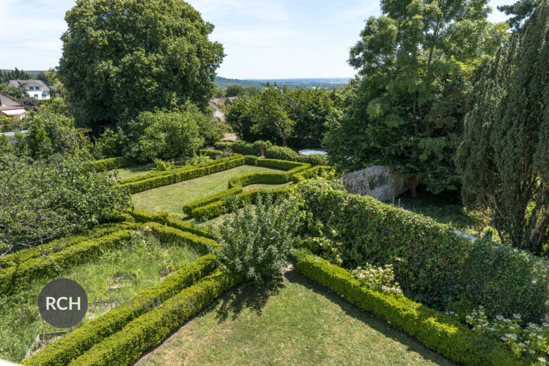 Photos du bien : Évecquemont – Belle maison de maître avec jardin à la française et vue dominante sur la Seine