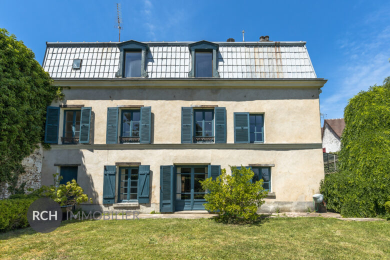 Photos du bien : Évecquemont – Belle maison de maître avec jardin à la française et vue dominante sur la Seine