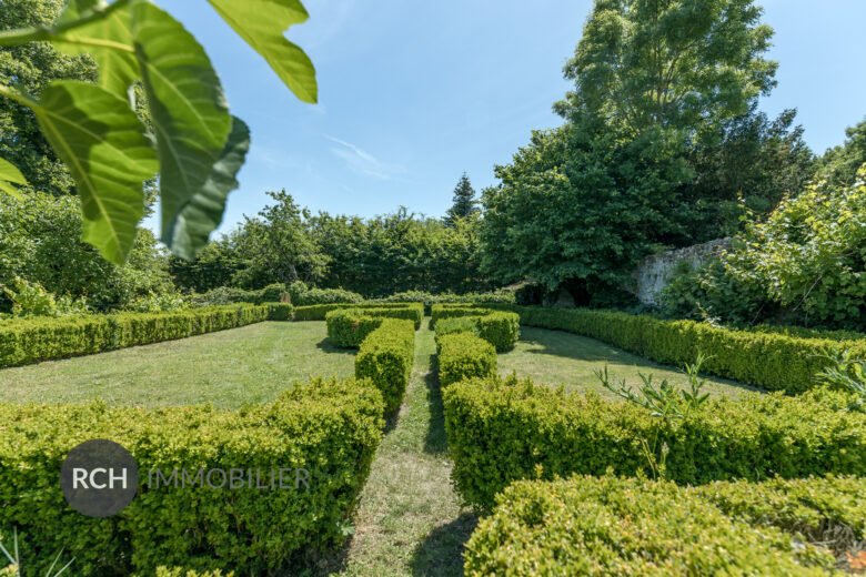 Photos du bien : Évecquemont – Belle maison de maître avec jardin à la française et vue dominante sur la Seine