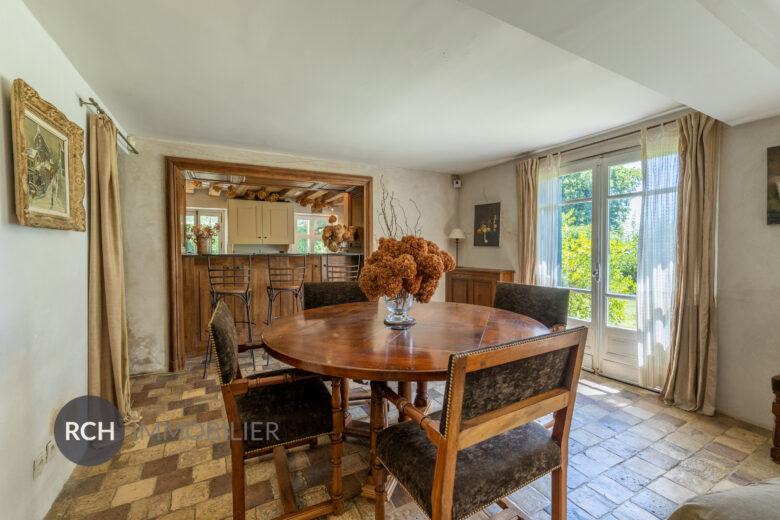 Photos du bien : Évecquemont – Belle maison de maître avec jardin à la française et vue dominante sur la Seine