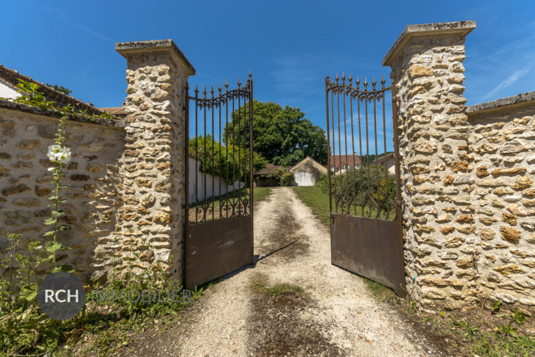 Photos du bien : Évecquemont – Belle maison de maître avec jardin à la française et vue dominante sur la Seine