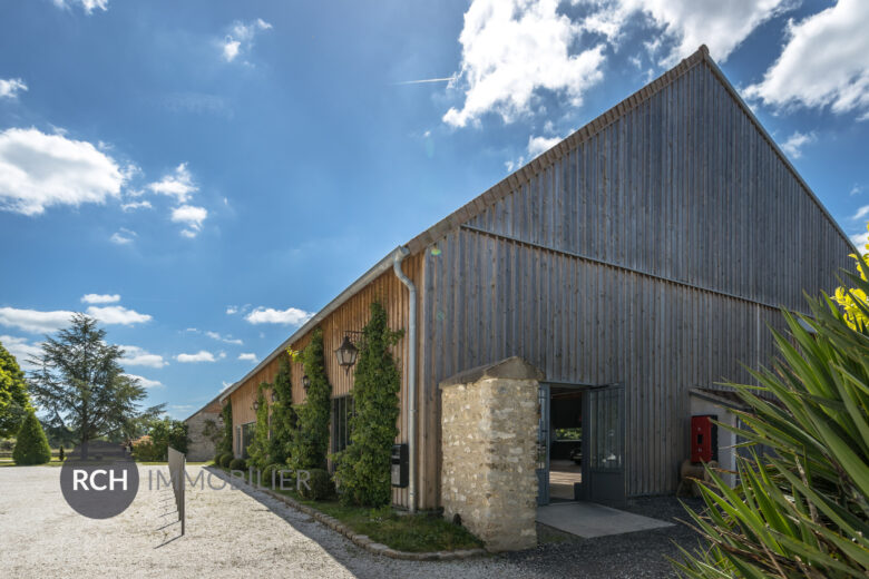Photos du bien : Exclusivité – Richebourg – Magnifique bâtiment d’exposition avec bureau aménagé et meublé