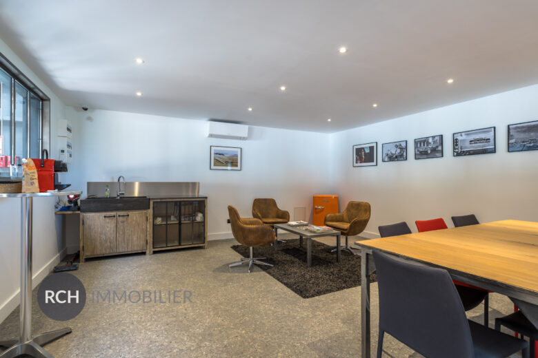Photos du bien : Exclusivité – Richebourg – Magnifique bâtiment d’exposition avec bureau aménagé et meublé