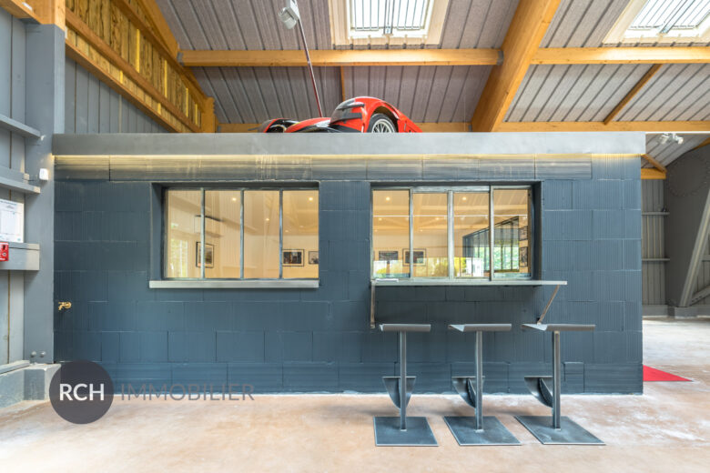 Photos du bien : Exclusivité – Richebourg – Magnifique bâtiment d’exposition avec bureau aménagé et meublé