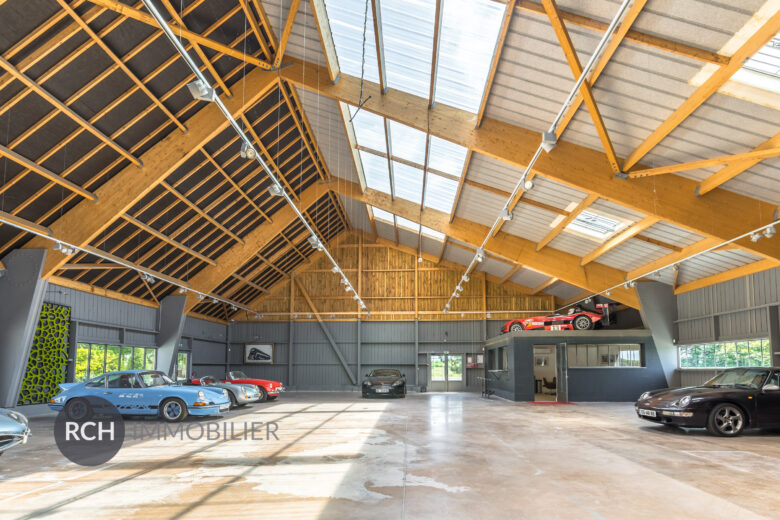 Photos du bien : Exclusivité – Richebourg – Magnifique bâtiment d’exposition avec bureau aménagé et meublé