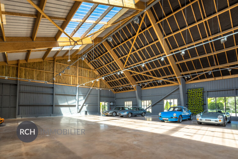Photos du bien : Exclusivité – Richebourg – Magnifique bâtiment d’exposition avec bureau aménagé et meublé