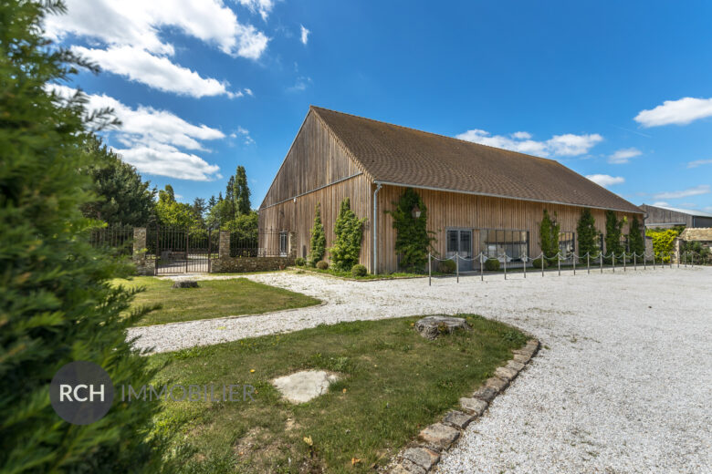 Photos du bien : Exclusivité – Richebourg – Magnifique bâtiment d’exposition avec bureau aménagé et meublé