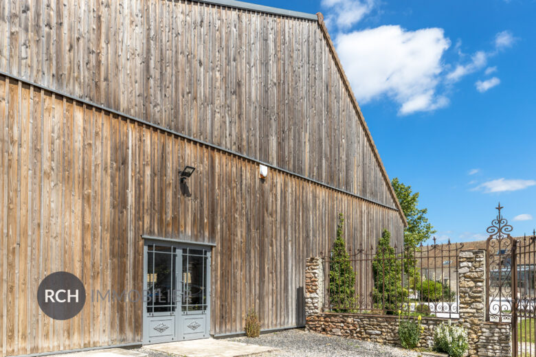Photos du bien : Exclusivité – Richebourg – Magnifique bâtiment d’exposition avec bureau aménagé et meublé