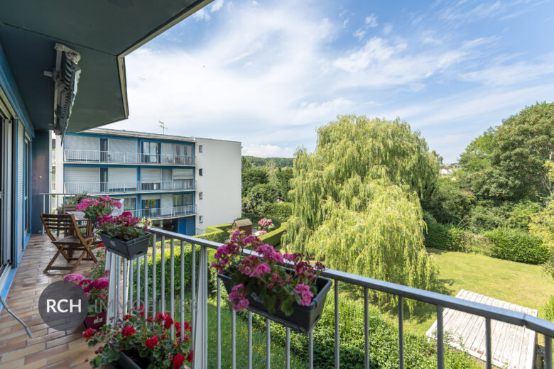 Photos du bien : Exclusivité – Plaisir – Appartement trois pièces avec balcon filant et vue dégagée sur un parc privé