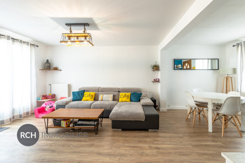 Photos du bien : Plaisir – Maison en parfait état avec jardin à deux pas des commerces, écoles et gares