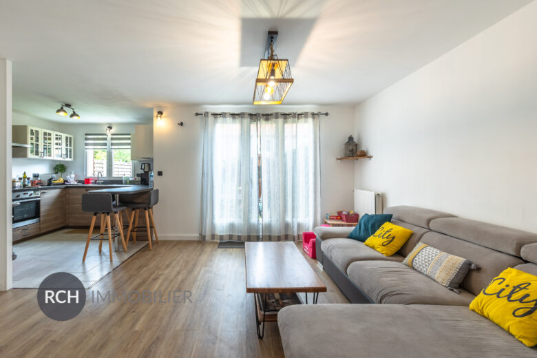 Photos du bien : Plaisir – Maison en parfait état avec jardin à deux pas des commerces, écoles et gares
