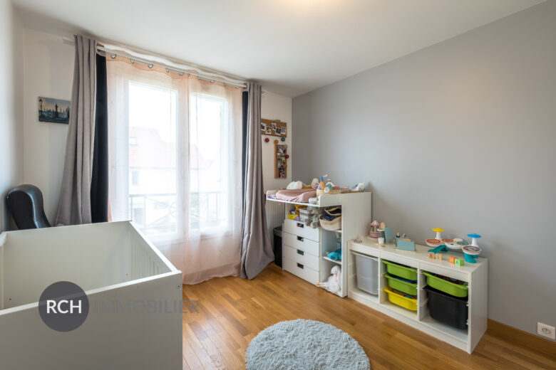 Photos du bien : Plaisir – Maison en parfait état avec jardin à deux pas des commerces, écoles et gares