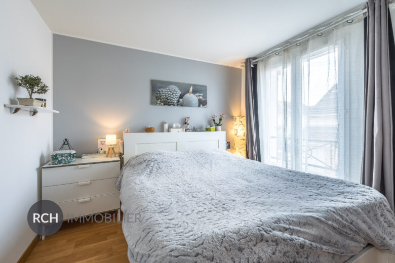 Photos du bien : Plaisir – Maison en parfait état avec jardin à deux pas des commerces, écoles et gares