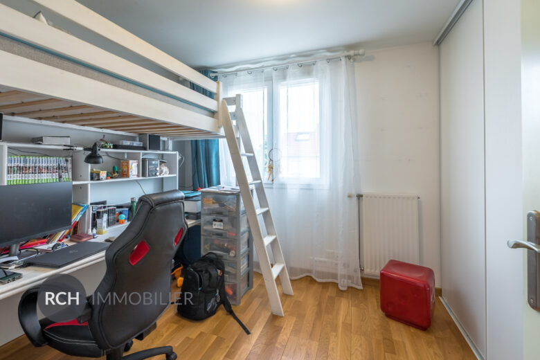 Photos du bien : Plaisir – Maison en parfait état avec jardin à deux pas des commerces, écoles et gares